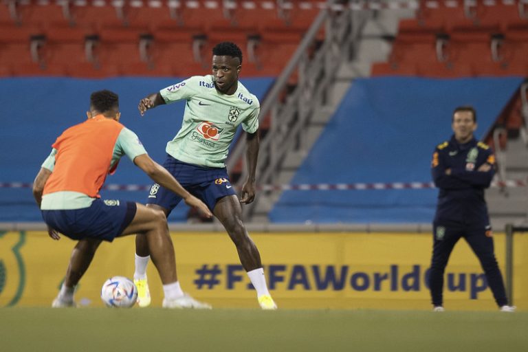 Seleção terá Vini titular e Thiago Silva como capitão na estreia da Copa