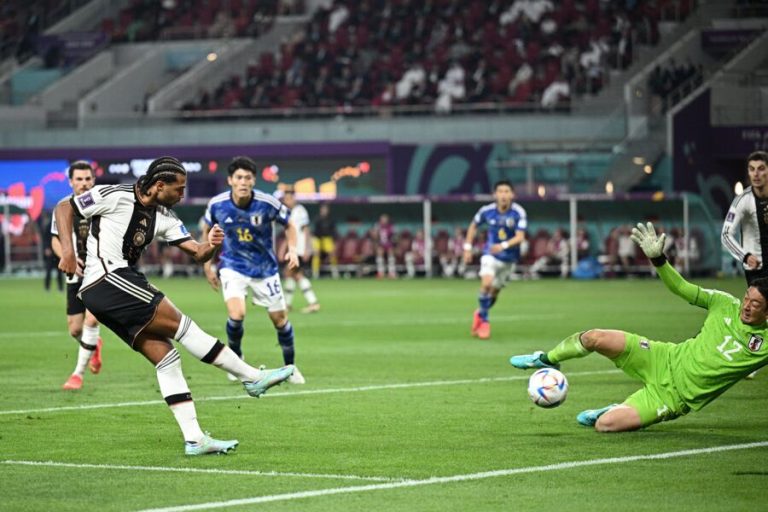 Japão surpreende e vence Alemanha em jogo marcado por protesto contra Fifa