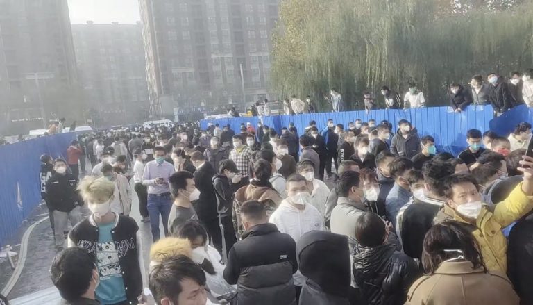 China amplia lockdowns, com novo recorde diário de casos de covid-19