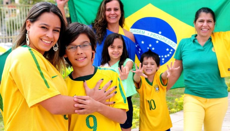 Família com seis dedos nas mãos prepara torcida pelo hexa do Brasil no DF