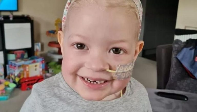 Menina com leucemia faz pedido comovente em carta ao Papai Noel