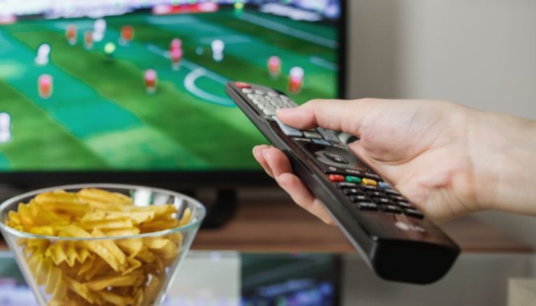 Torcedores apostam em antena e arame para fugir de delay na Copa