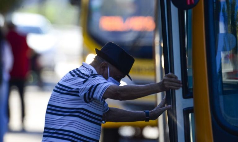 Uso de máscara volta a ser obrigatório no transporte público de São Paulo