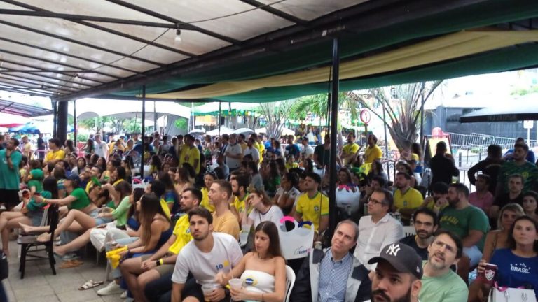 Capixabas lotam bares em Vitória para ver estreia do Brasil na Copa