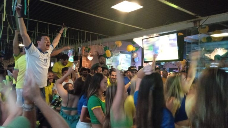 VÍDEO | Torcedores em bares de Vitória comemoram gol capixaba na Copa do Mundo