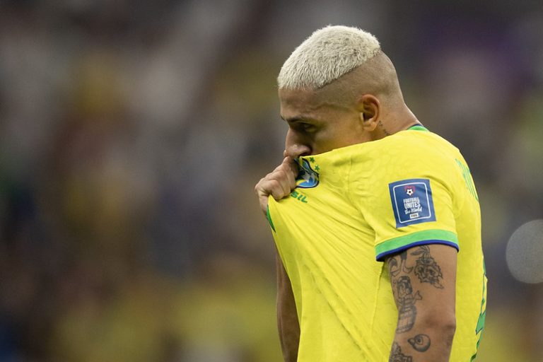 Richarlison marca duas vezes e Brasil estreia com vitória na Copa do Mundo
