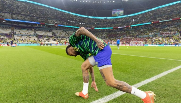 Médico da seleção diz que Neymar sofreu entorse no tornozelo direito