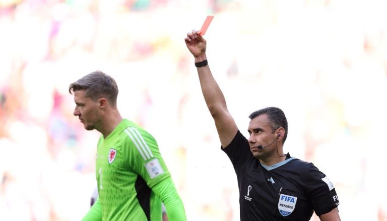 Vídeo | Goleiro galês é o primeiro expulso da Copa após atingir jogador do Irã