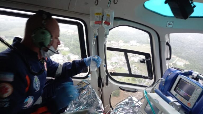 Feridos em ataque a escolas de Aracruz são transferidos de helicóptero
