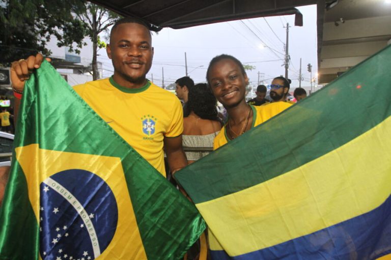 Estrangeiros fazem festa durante jogo em Vitória