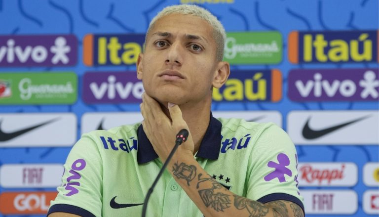 Jogador capixaba Richarlison se manifesta sobre ataques a escolas no ES