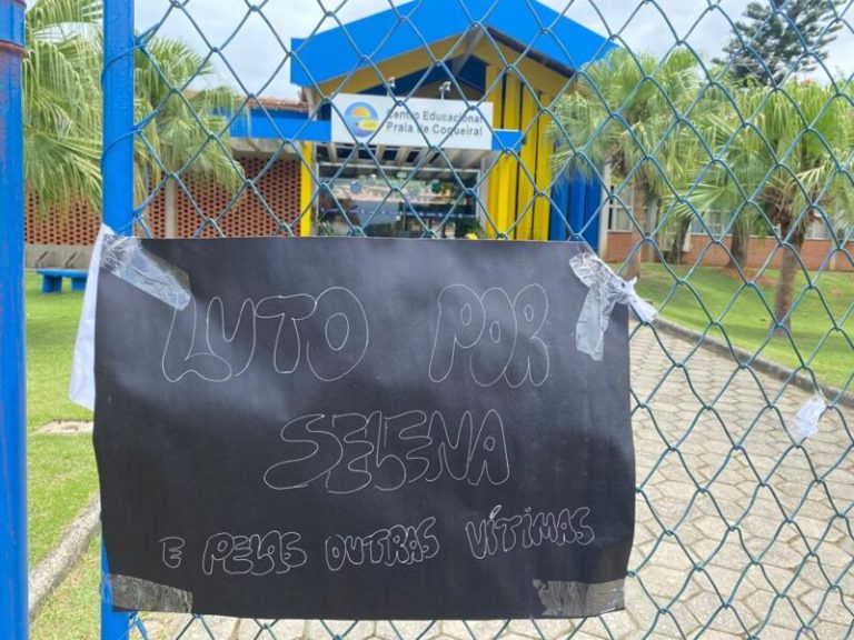 Choro e homenagens em frente a escolas atacadas por atirador em Aracruz