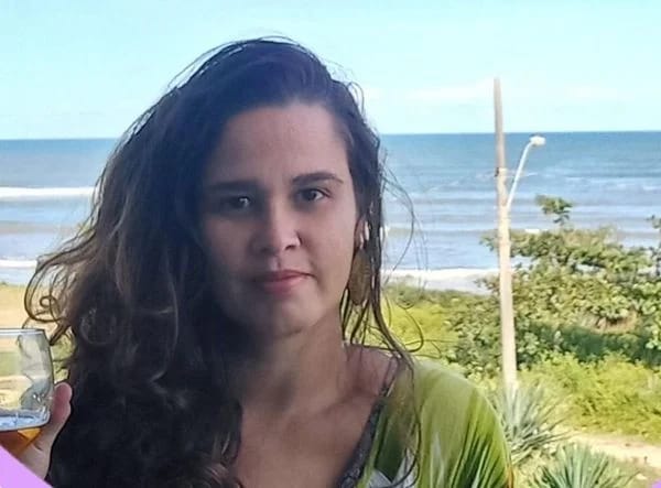 Aracruz: amigos e familiares prestam homenagem à professora vítima de atentado