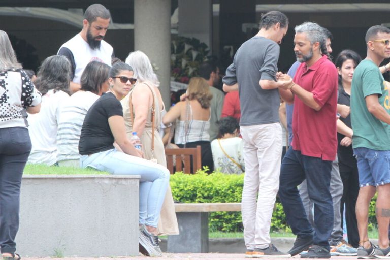 Emoção, revolta e tristeza em velórios na cidade de Aracruz