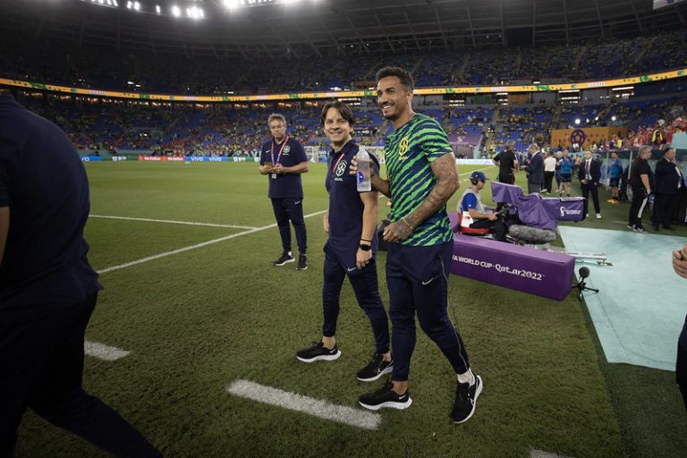 Danilo vai a Brasil x Suíça e faz tratamento contra lesão na beira do campo