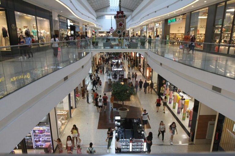 Shoppings reabrem lojas após jogo do Brasil nesta segunda