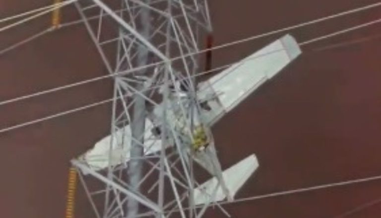 Avião bate em torre de energia e ocupantes ficam 7 horas suspensos nos EUA