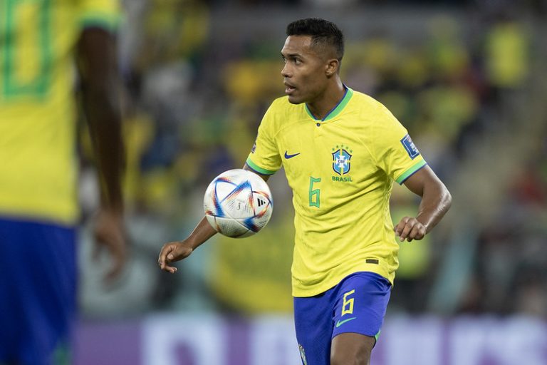 Alex Sandro tem lesão muscular e está fora do próximo jogo do Brasil na Copa