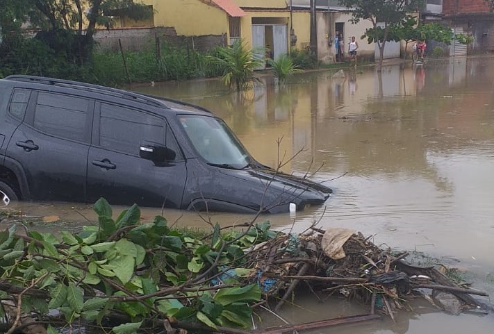Carro cai em valão aberto de Cariacica