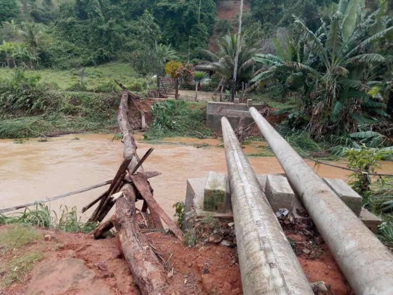 VÍDEO | Rio transborda e deixa moradores do interior de Guarapari ilhados