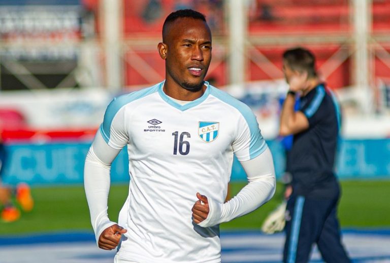 Jogador de 22 anos morre durante treino de futebol