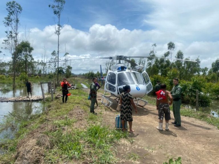 VÍDEOS | Família fica ilhada e é resgatada por helicóptero no ES