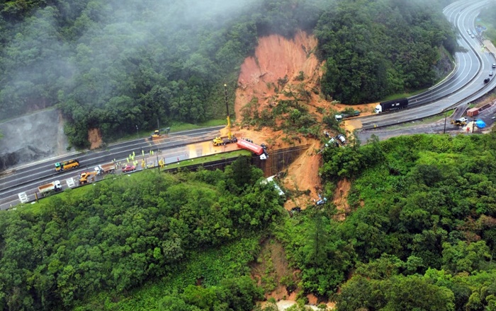Deslizamento soterra 21 carros no Paraná