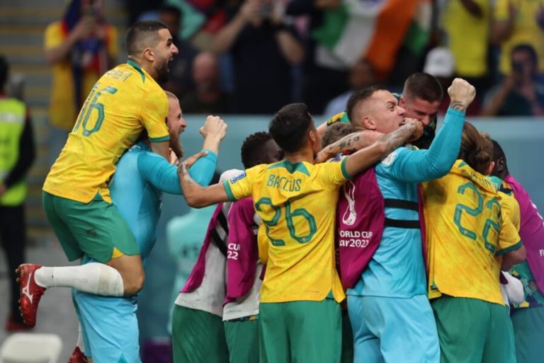 Austrália vence a Dinamarca e garante vaga nas oitavas de final da Copa