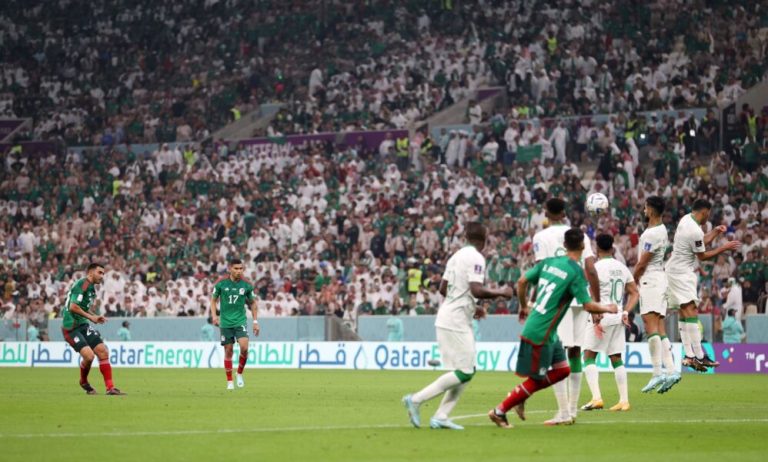 México tem 2 gols anulados, vence Arábia Saudita, mas é eliminado da Copa