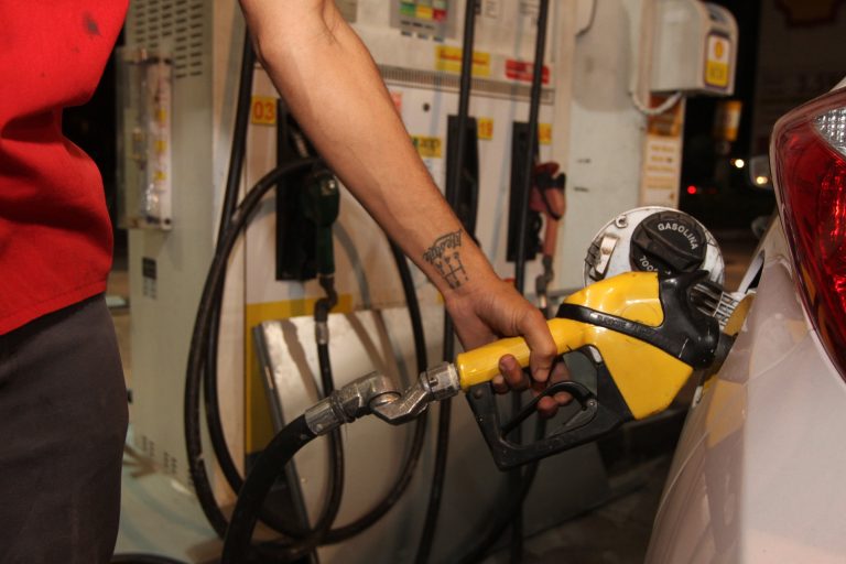Gasolina volta a custar mais de R$ 5 no Espírito Santo