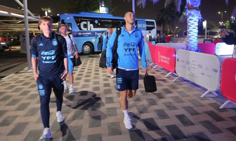 Argentina chega ao Catar com apoio, avião personalizado e Messi radiante