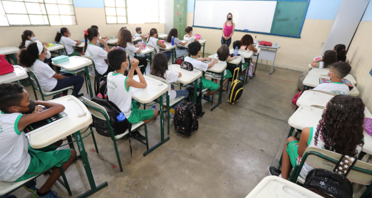 Cariacica abre seleção para contratar professores com salário de até R$ 4.300