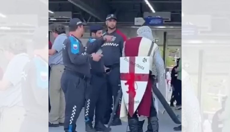 Torcedores vestidos como cavaleiros são impedidos de entrar no estádio
