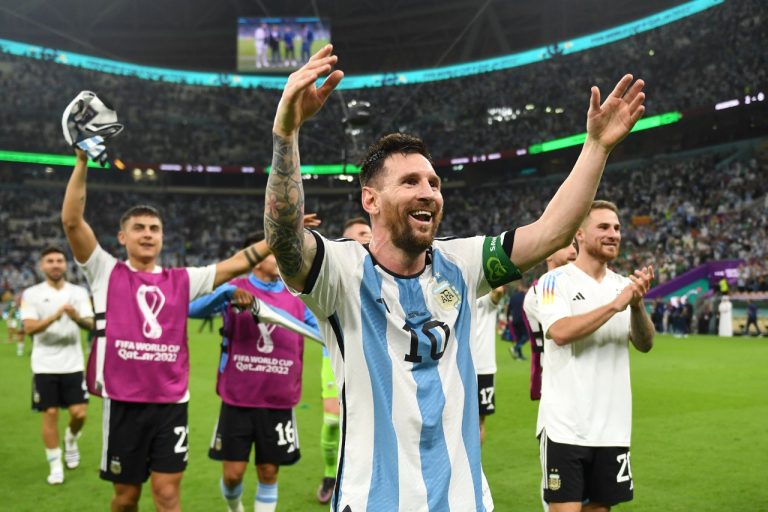 Messi e Fernández garantem vitória da Argentina sobre o México na Copa