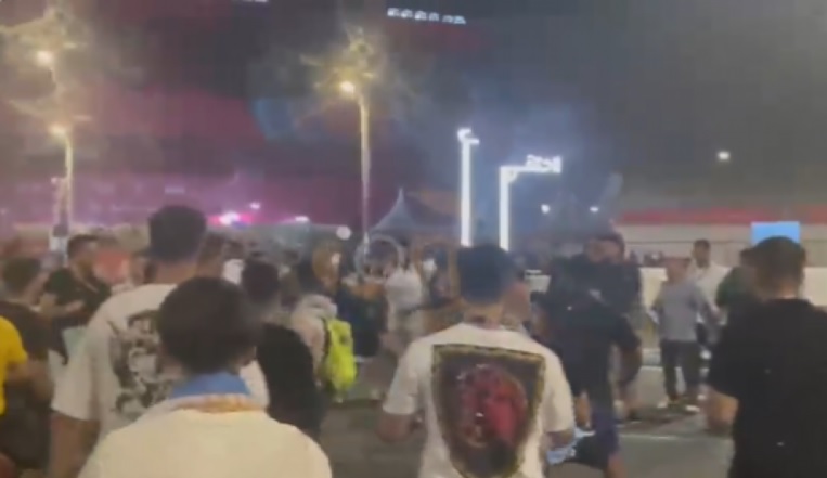 Argentinos e mexicanos brigam nas ruas, no metrô e dentro do estádio