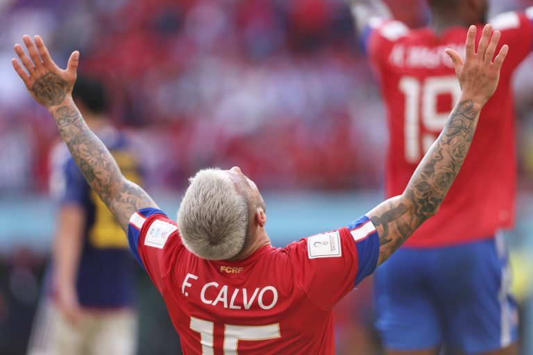 Costa Rica faz gol em primeiro chute na Copa, vence o Japão e ajuda Alemanha