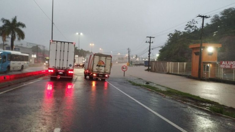 Chuva provoca alagamentos, interdita ruas e derruba casa em Viana