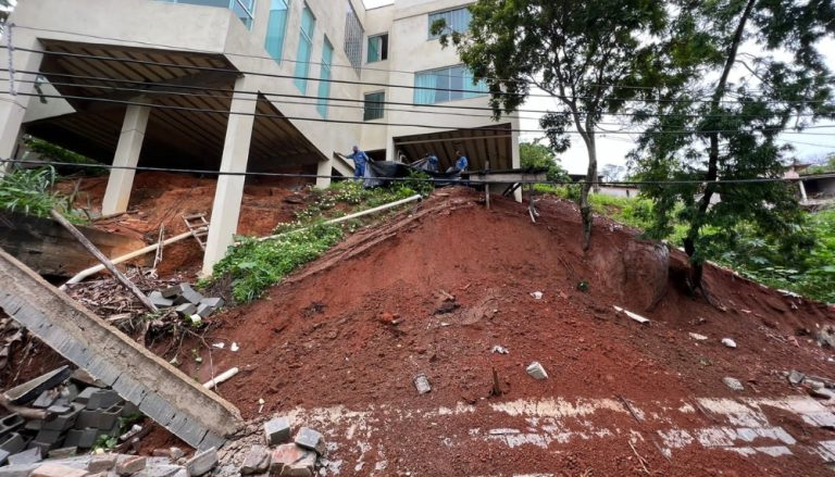 Risco de desmoronamento deixa oito pessoas desabrigadas em Vitória