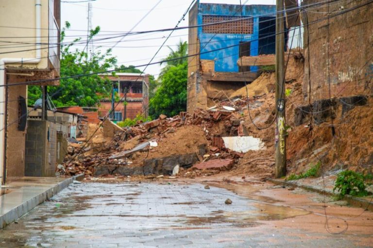 Chuva no ES: Muro cai, atinge casas e deixa famílias desabrigadas em Linhares