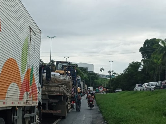 Moradores vão para casa a pé por conta de engarrafamento na BR-262 em Viana