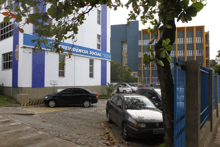Governo libera aposentadoria para 20 mil e mais 100 mil estão na fila