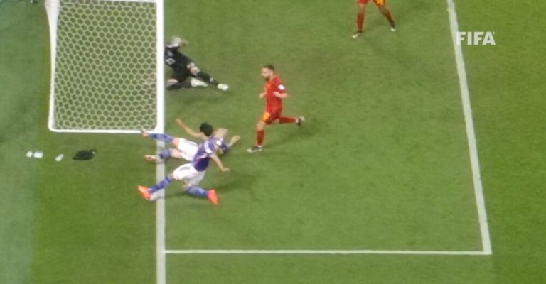 Fifa divulga vídeo para mostrar que a bola não saiu em gol do Japão. Assista