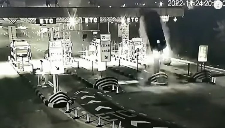VÍDEO | Carro “voa” após bater em barreira de pedágio