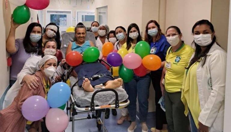 Sobrevivente de ataque em escola do ES recebe alta e ganha homenagem em hospital