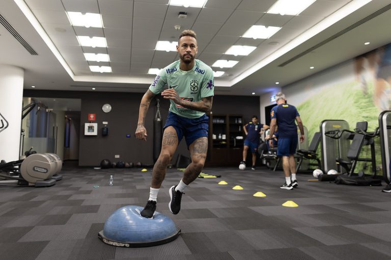 Médico da seleção brasileira diz que Neymar ainda é dúvida para jogo das oitavas