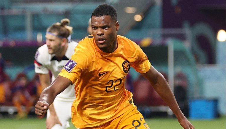 Dumfries faz gol, dá duas assistências, e Holanda é a primeira nas quartas