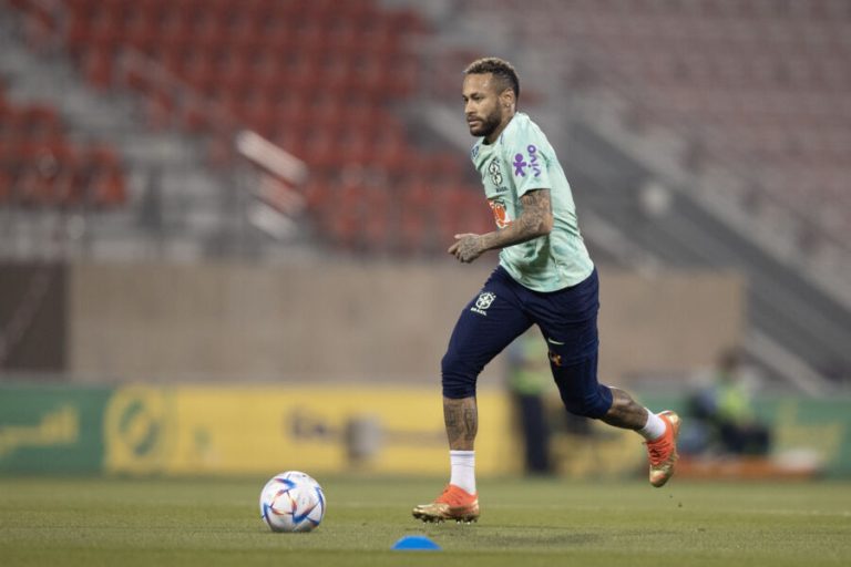 Neymar treina no campo e avança na recuperação de lesão durante a Copa