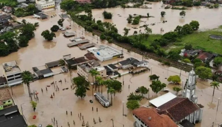 Mãe e filha morrem após serem arrastadas por enxurrada