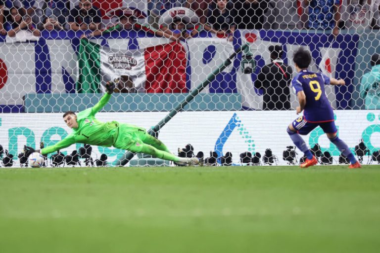 Veja quem é Livakovic, goleiro que defendeu três pênaltis do Japão