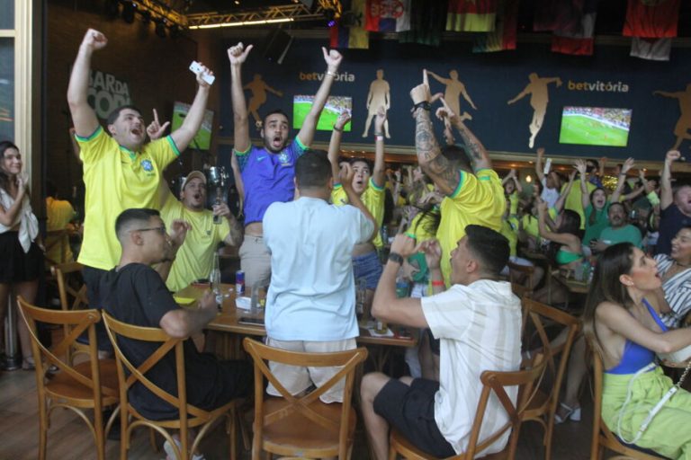 Torcida brasileira faz a festa: que venha a Croácia!